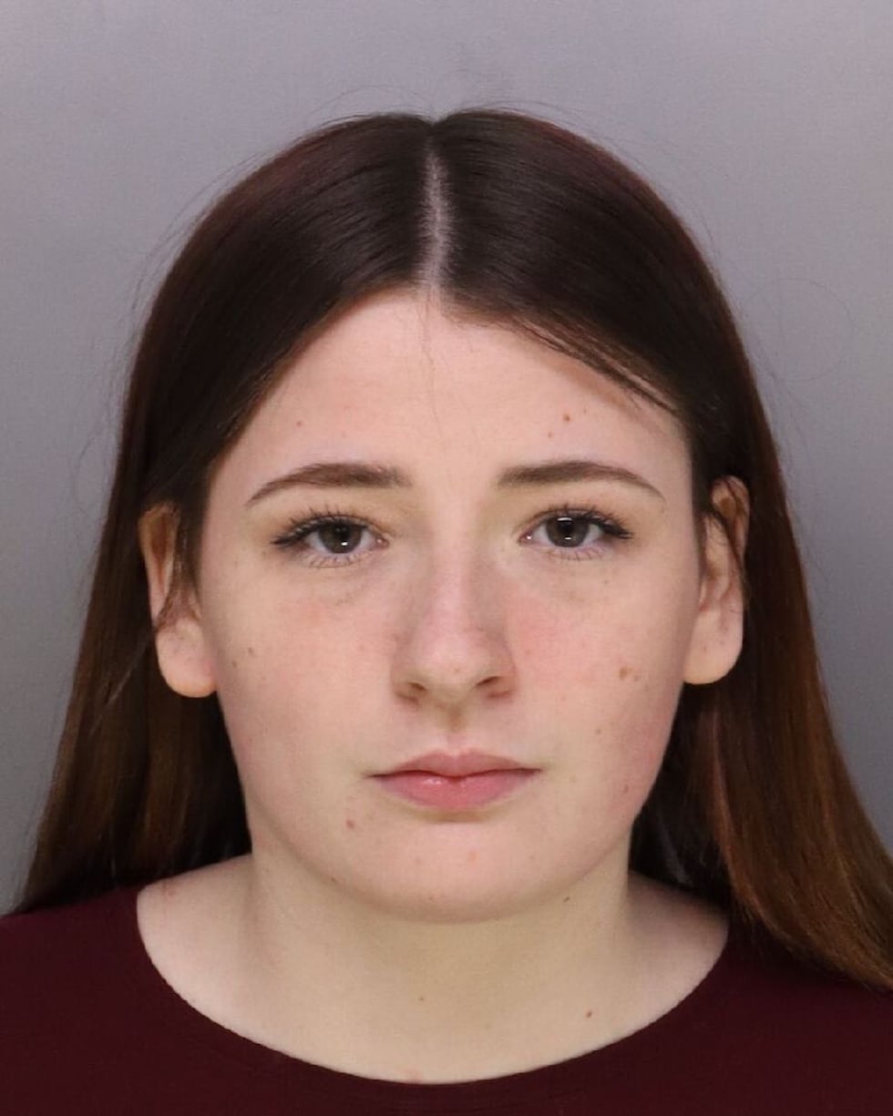 Carissa Gunter, de 19 años, está acusada de irrumpir en una habitación de la residencia...