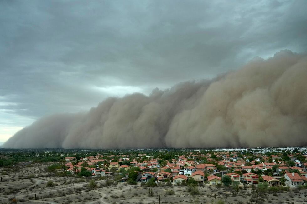Imponente tormenta de arena deja a miles sin electricidad