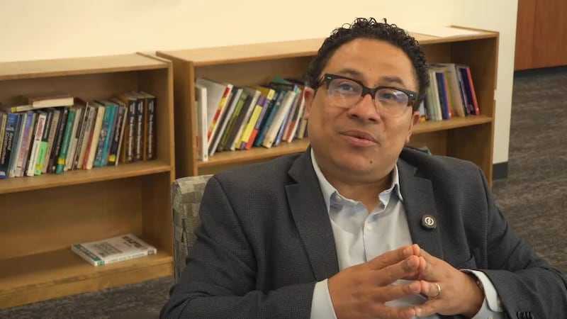 Autor Manuel Iris gana premio por poesía bilingue