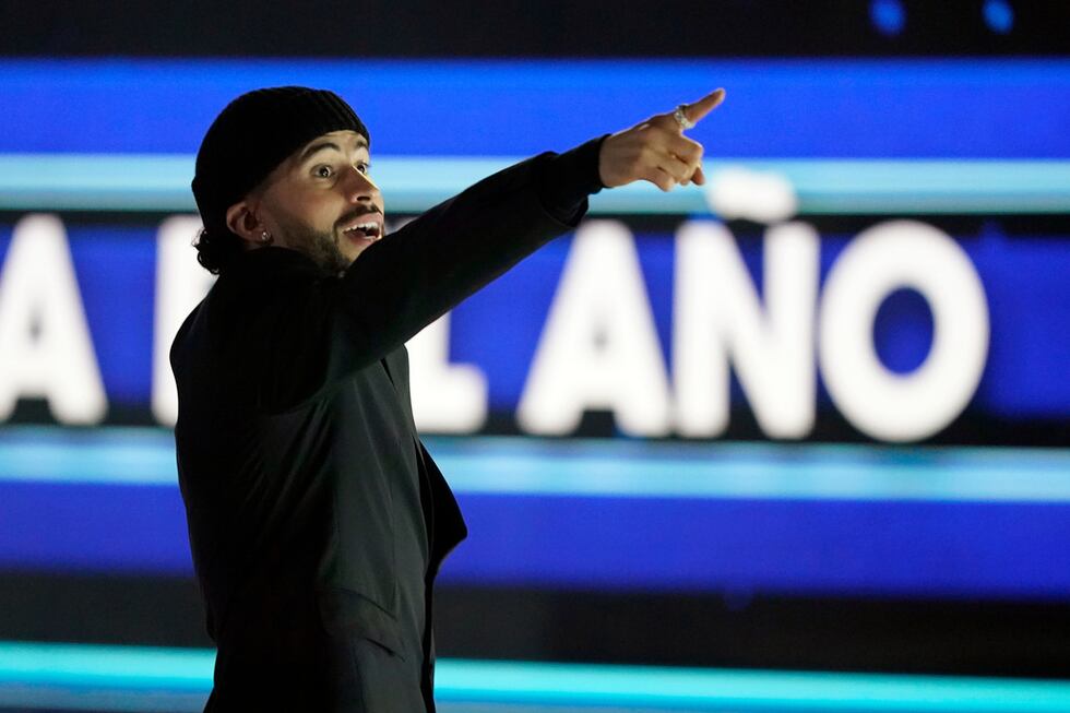 ARCHIVO - Bad Bunny señala a sus fans mientras camina para recibir el Premio al Artista del...