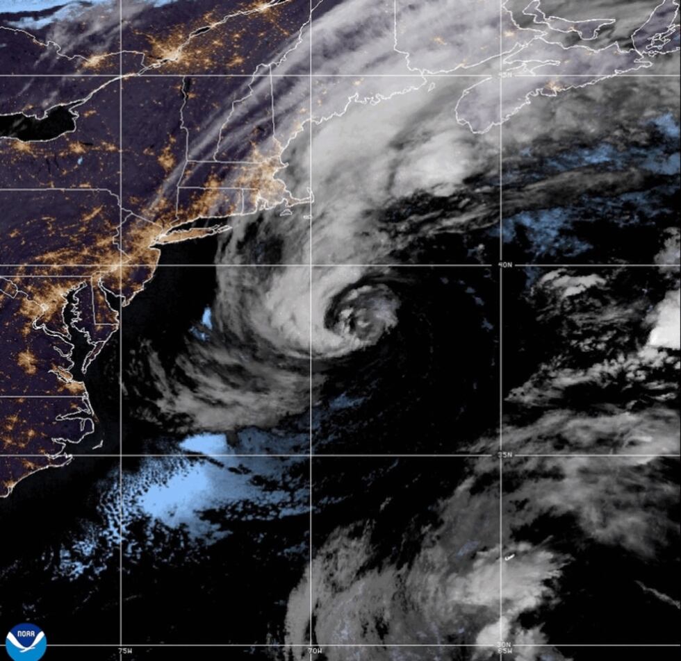 Esta imagen por satélite de la Oficina Nacional de Administración Oceánica y Atmosférica de...