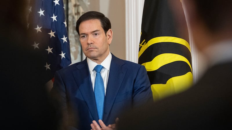 El secretario de Estado de EEUU, Marco Rubio, participa en una ceremonia de izado de la...