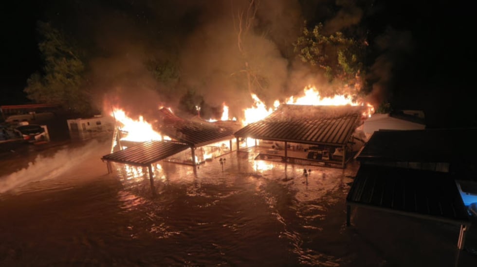 Al menos dos toldos de caravanas se incendiaron y los tanques de propano explotaron en el...