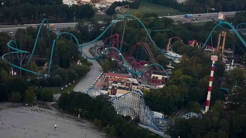 Esta fotografía aérea muestra el parque de diversiones Six Flags Over Georgia, a unos 24...