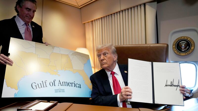 El presidente Donald Trump sostiene una proclama firmada en la que declara al 9 de febrero...