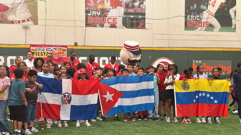 Los estudiantes posan con sus banderas en la celebración Fiesta Rojos.