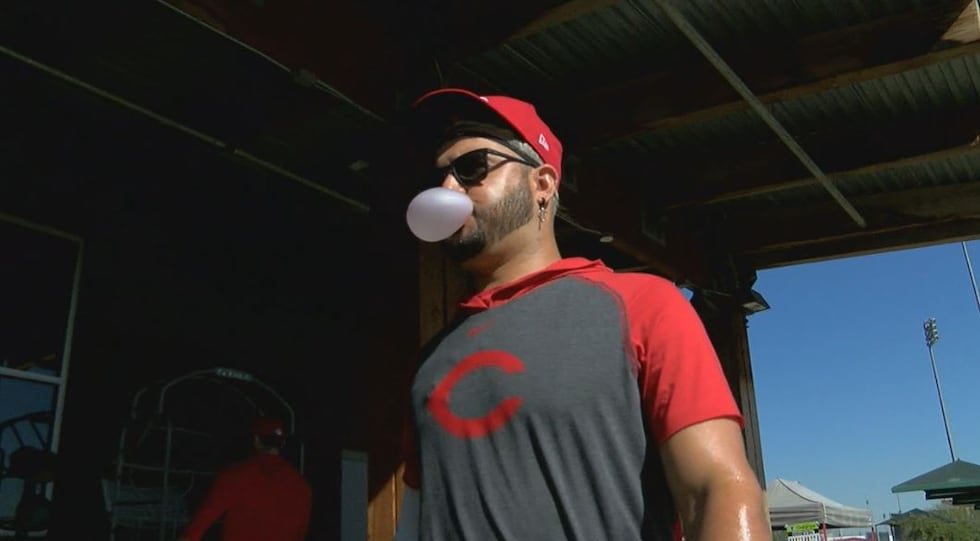 Sus aficionados lo llaman "Bolibomba" por hacer burbujas gigantes de chicle mientras juega a...