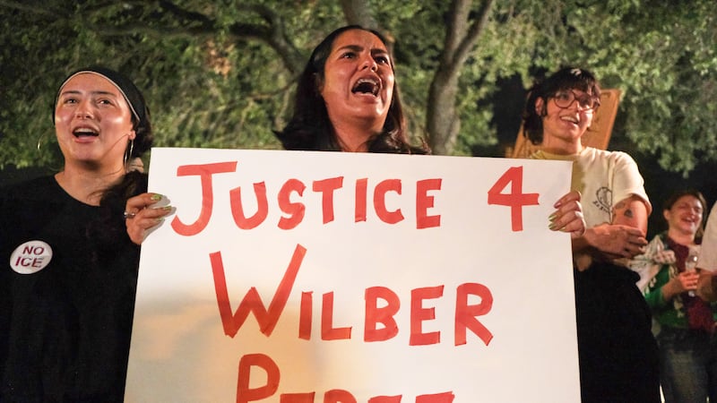 Manifestantes se reúnen el lunes 21 de septiembre de 2026 en Austin, Texas, para protestar...