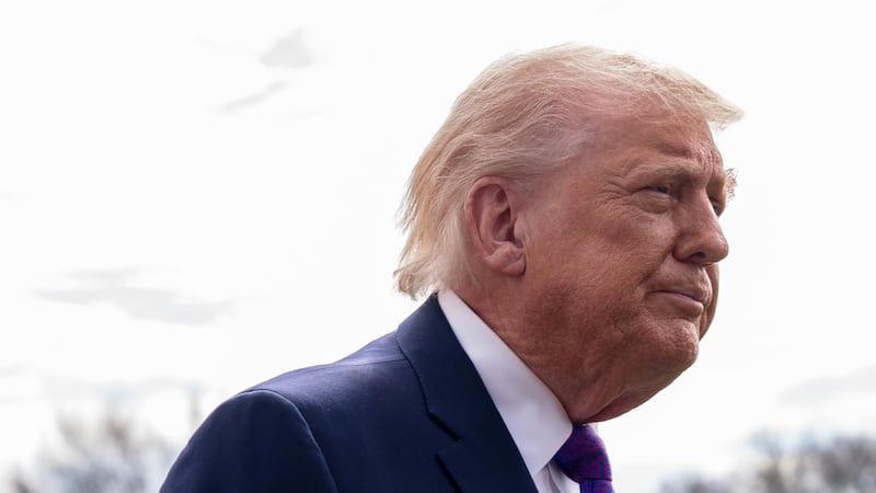 El presidente Donald Trump habla con reporteros antes de abordar el helicóptero presidencial...