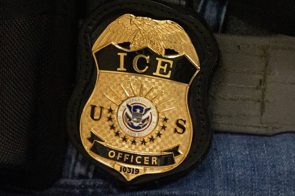 Placa del Servicio de Inmigración y Control de Aduanas (AP Foto/Yuki Iwamura, Archivo)