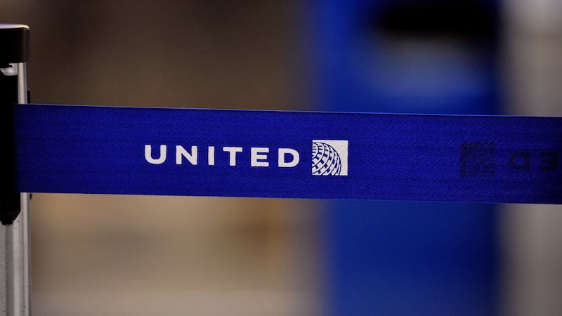 El logo de United Airlines en una barrera en el Aeropuerto Internacional OHare el 17 de mayo...