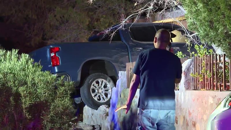 Video muestra cuando una camioneta impacta contra una casa mientras anciana estaba en su cama....