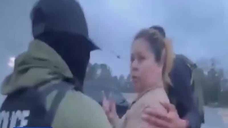 Los agentes de ICE detuvieron primero al esposo de una hispana mientras él conducía a...