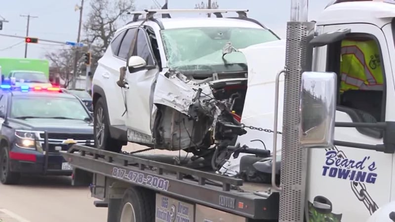 Una mujer y su mascota perdieron la vida luego que vehículo de lujo impactara su camioneta, de...
