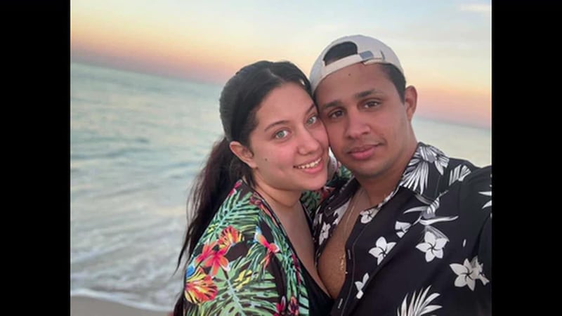 Se da cuenta en el centro de detención de que estaba embarazada, pero sigue detenida en su...