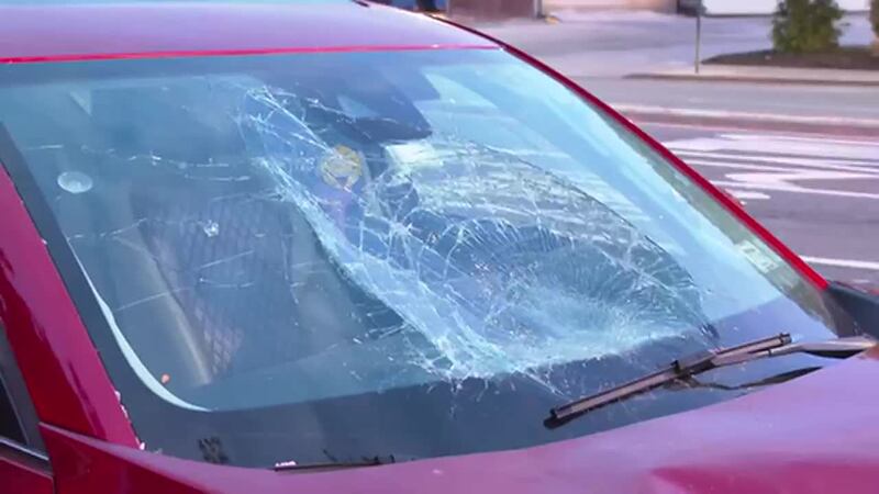 Sufre emergencia médica mientras manejaba y se lleva por delante a mujer de 72 años, quien...