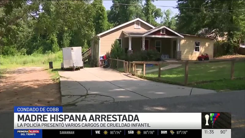 Acusan a madre hispana de crueldad infantil por dejar solos a sus hijos de 2, 6 y 7 años....