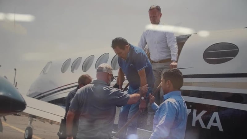 Hasta dejaron la soda y la bolsa de papitas que comió en el vuelo. Cámaras de Telemundo...