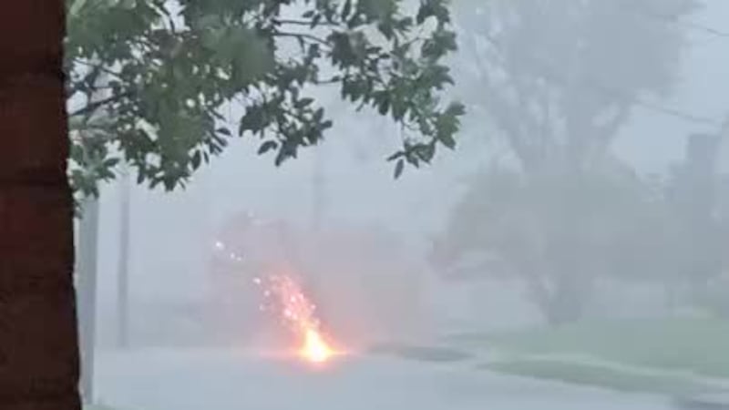 Cable eléctrico cae y emite chispas en Oakley a causa de tormentas