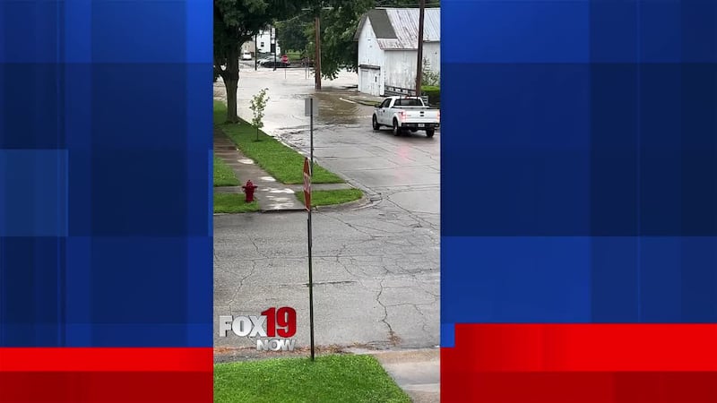 Camión trata de acercarse a calle inundada en Cambridge City, Indiana.