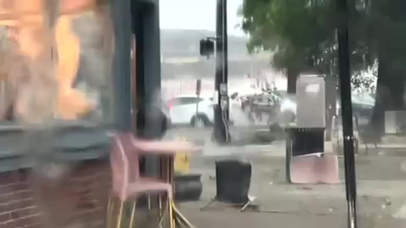 Tormentas fuertes arrastraron escombros en las calles del centro de Covington.