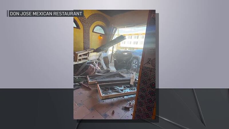 Cámara de seguridad capta el momento en el que un auto pierde el control y se estrella contra...